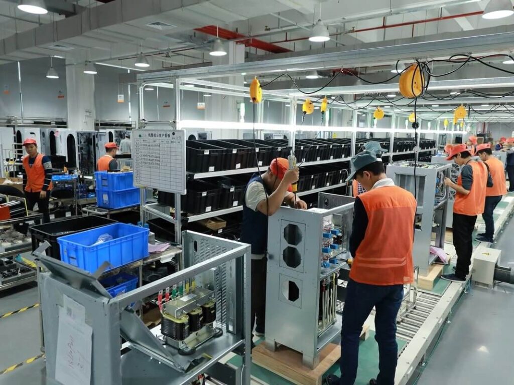 ups-power-supply-kilang-pekerja-bekerja Pekerja bekalan kuasa UPS bekerja di kilang